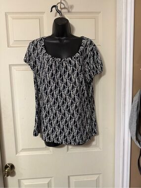 Worthington Black and White Scoop Neck Short Sleeve Top